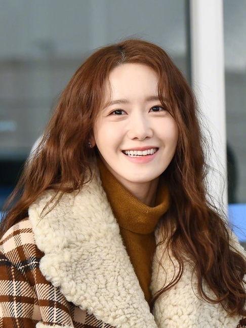 林允儿半身生活照,展现优雅生活瞬间